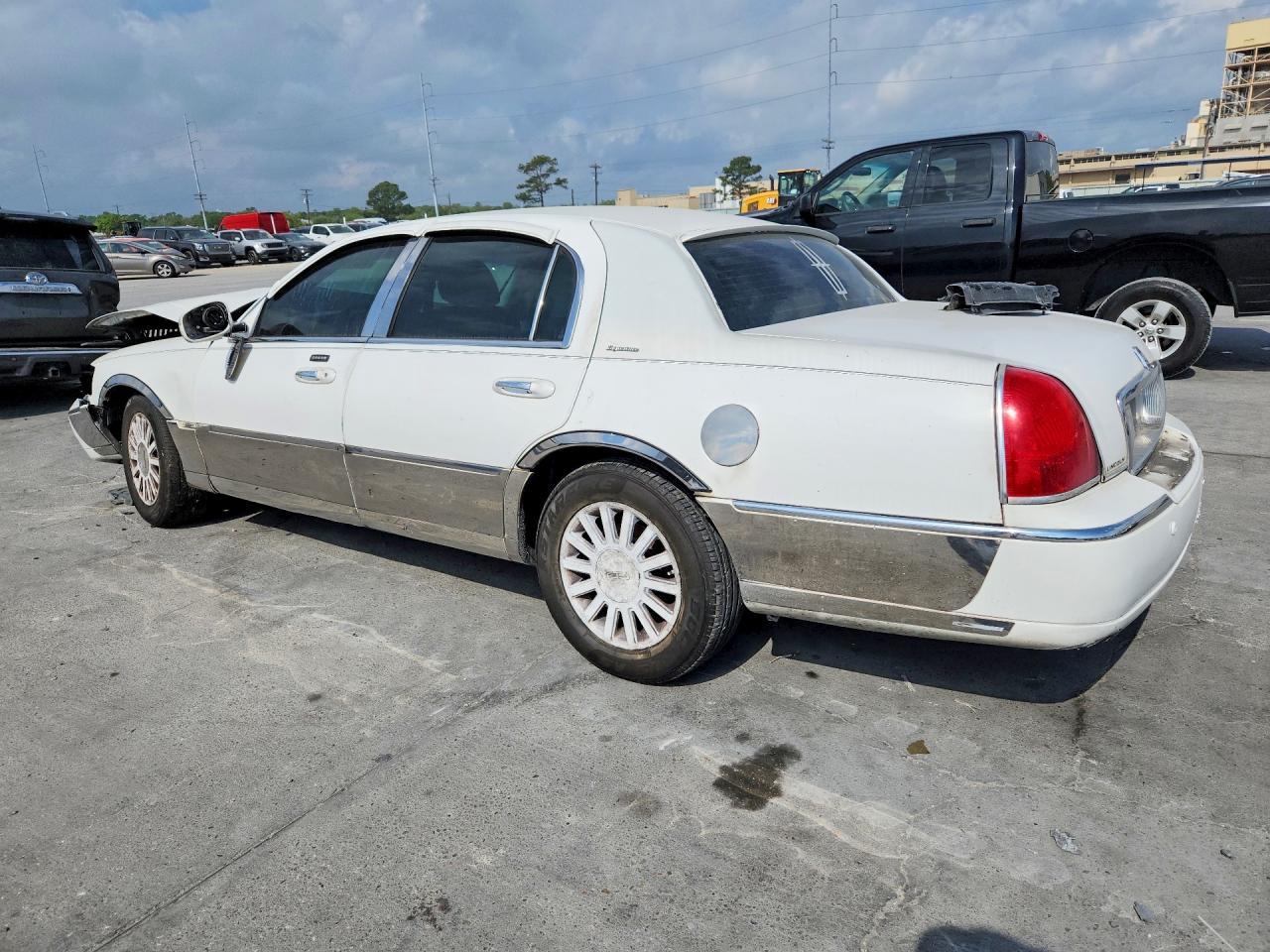 2004 Lincoln Town Car Executive - Фото 2