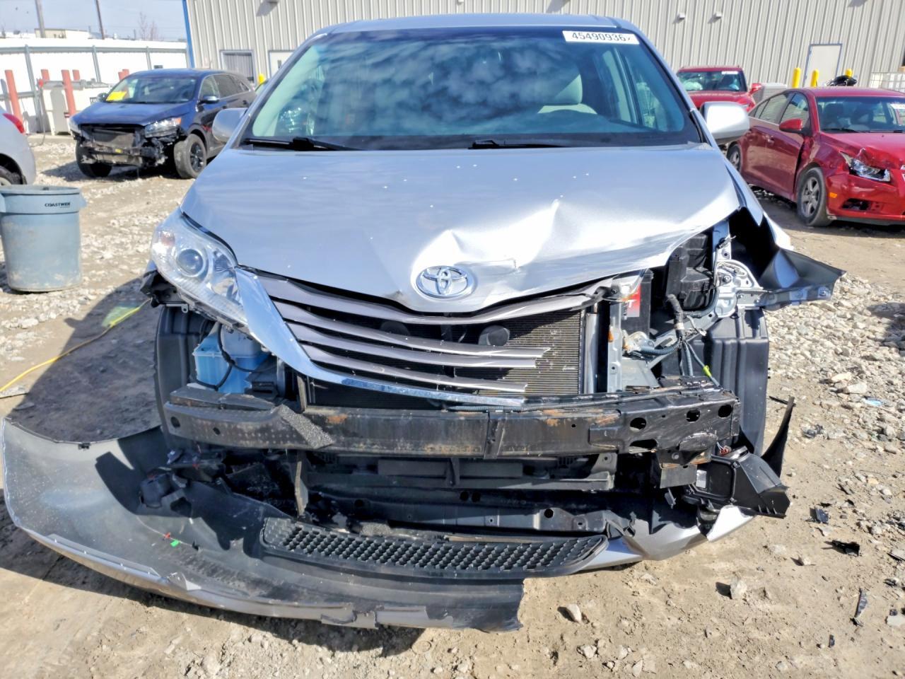 2017 Toyota Sienna Xle 8-Passenger - Image 5