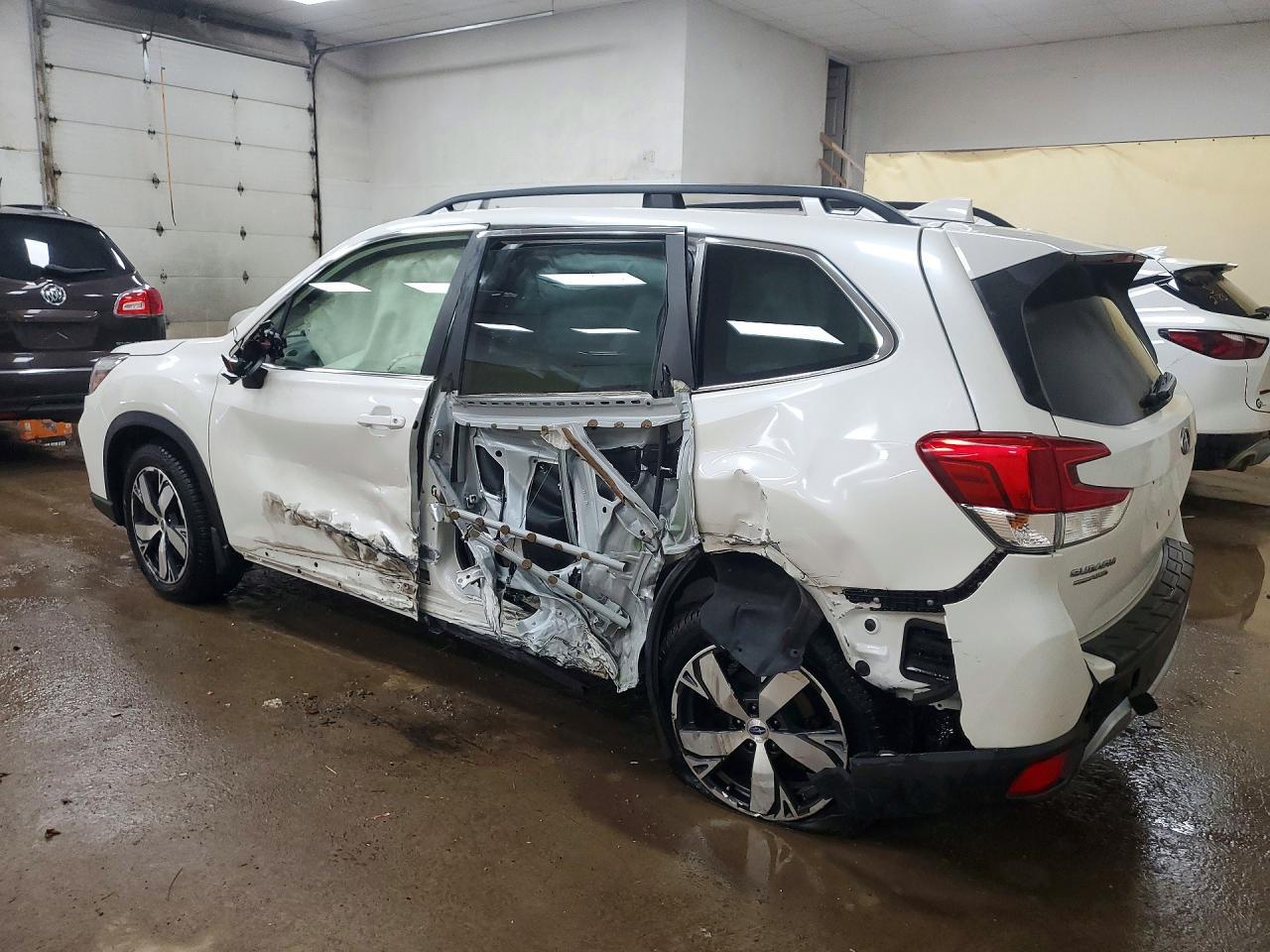 2021 Subaru Forester Touring - Фото 2