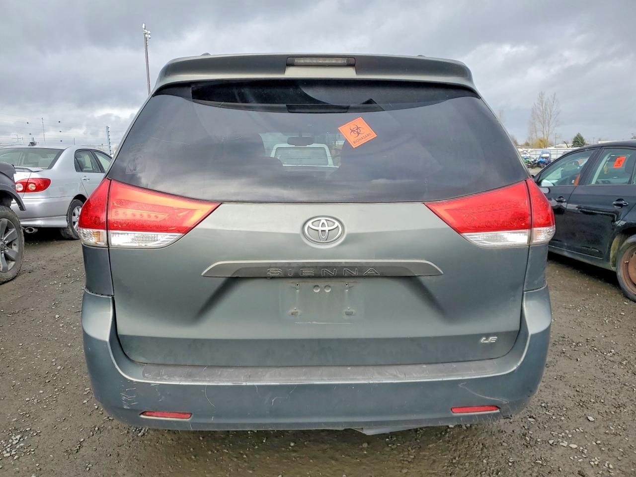 2013 Toyota Sienna Le 8-Passenger - Фото 6