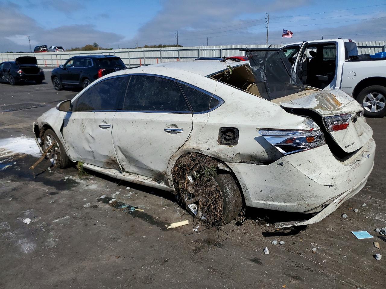 2014 Toyota Avalon Limited - Image 2