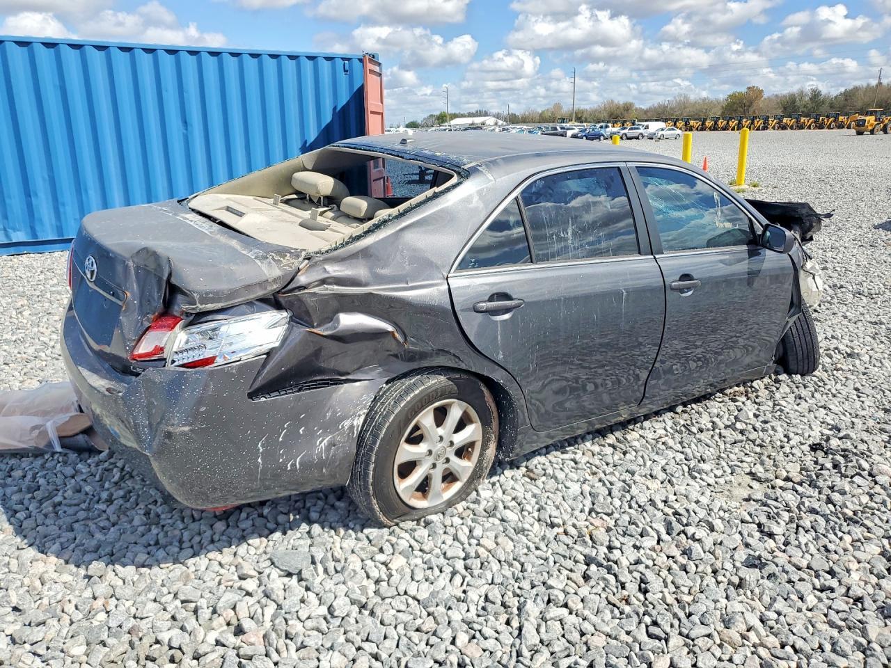2010 Toyota Camry Le - Image 3