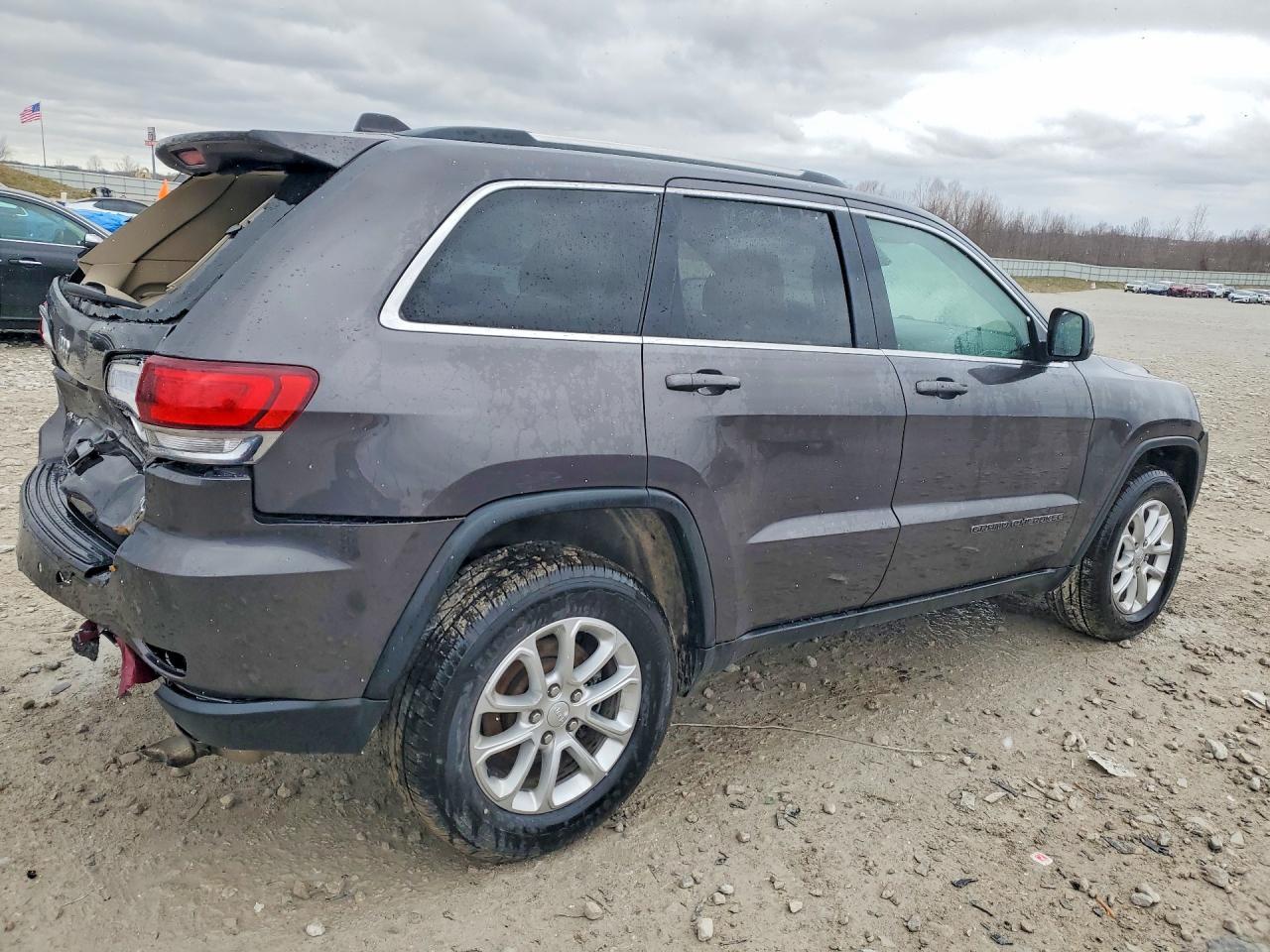 2021 Jeep Grand Cherokee Laredo - Image 3