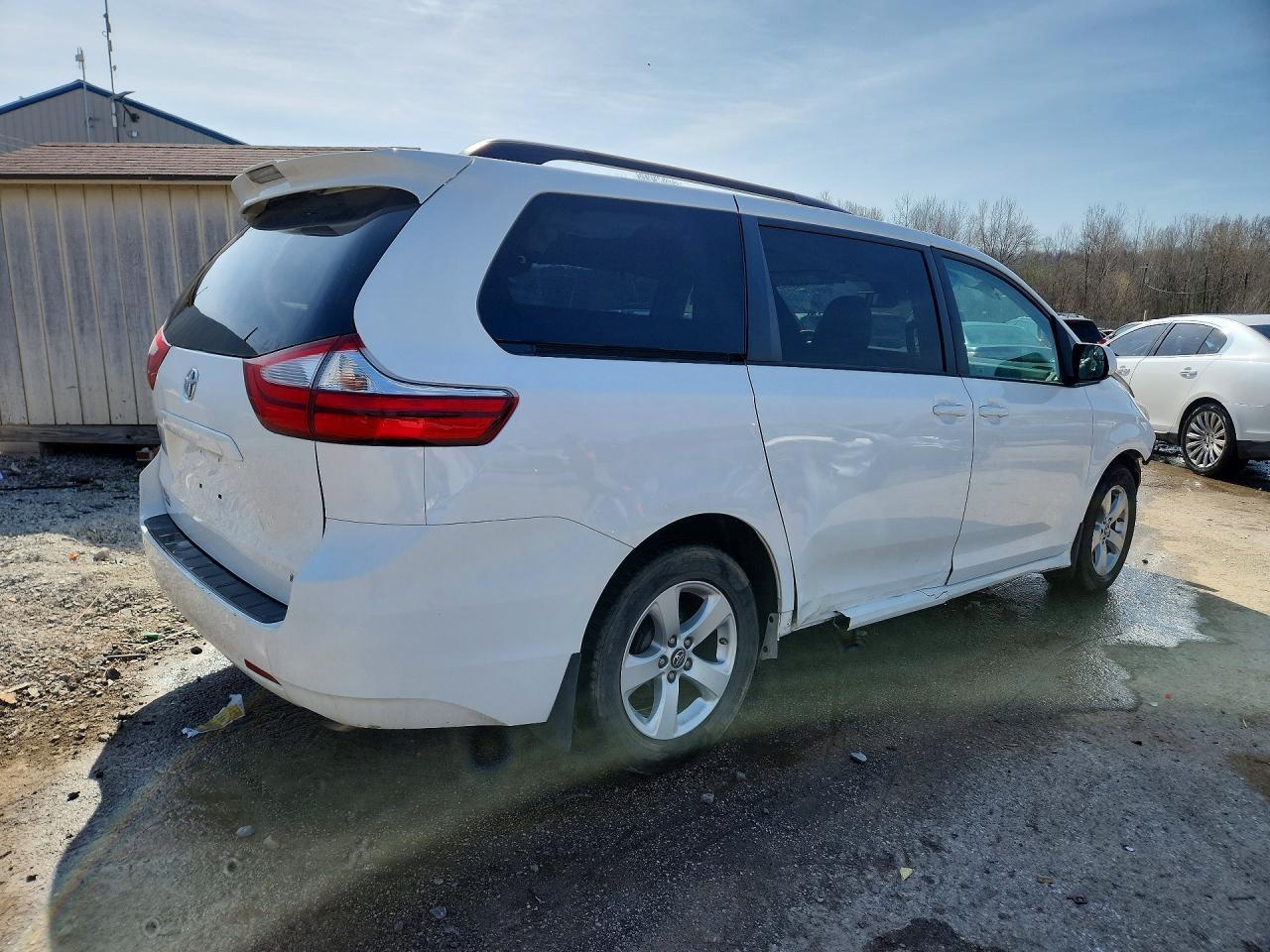 2018 Toyota Sienna Le 8-Passenger - Фото 3