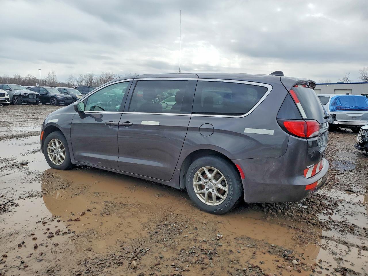 2022 Chrysler Voyager- Pri Fleet- Ck Eng Light On - Image 2