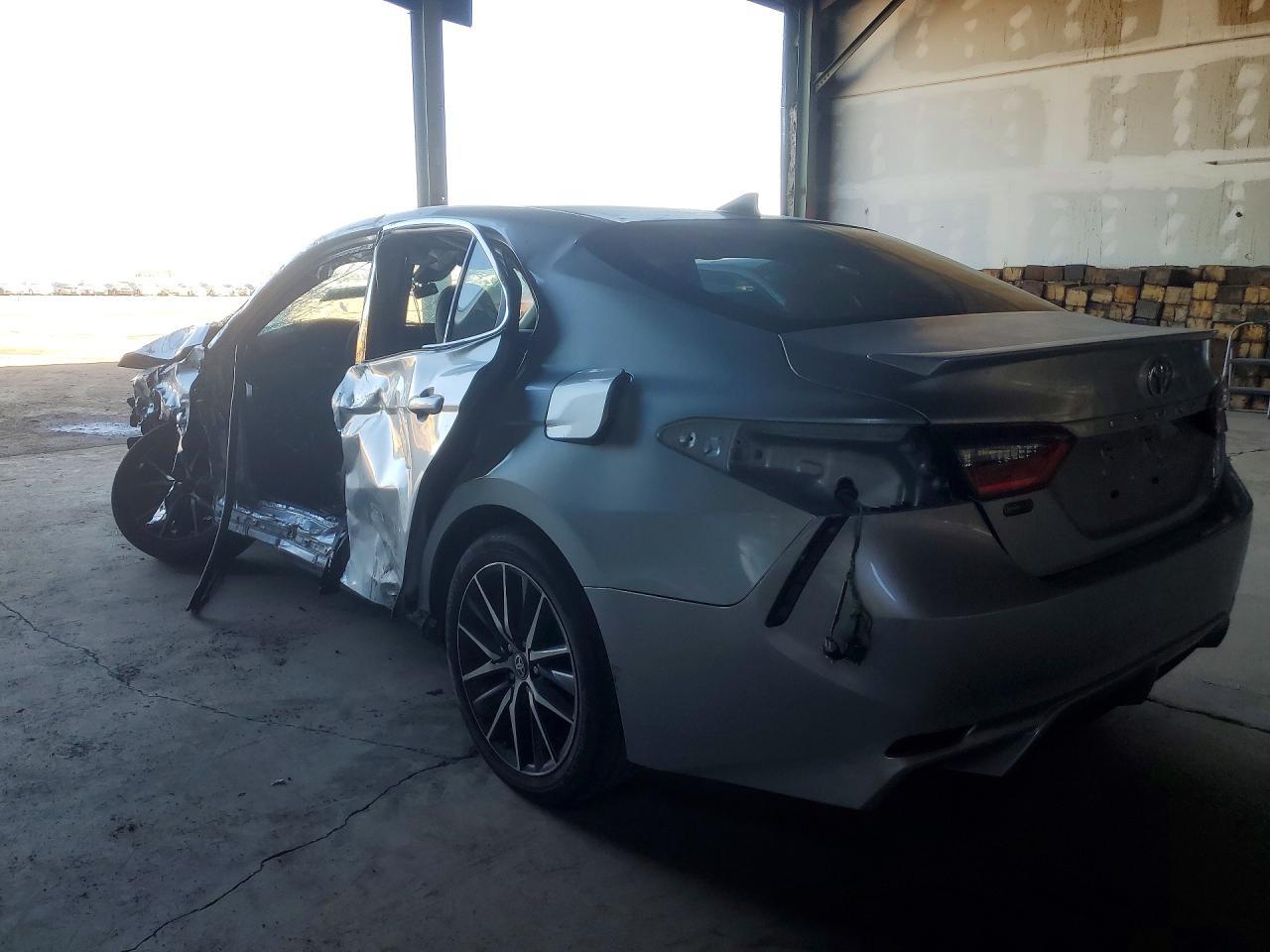 2022 Toyota Camry Se - Фото 2