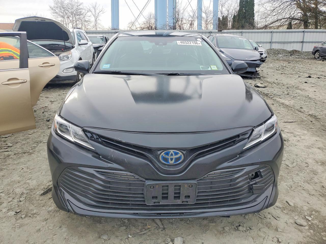 2018 Toyota Camry Hybrid Le - Image 5