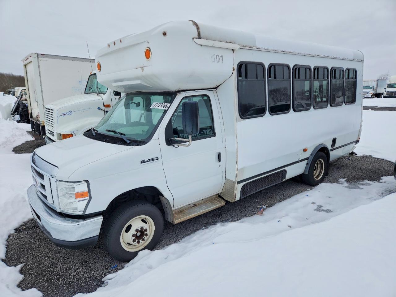 2016 Ford E450 Shuttle Bus - Фото 2