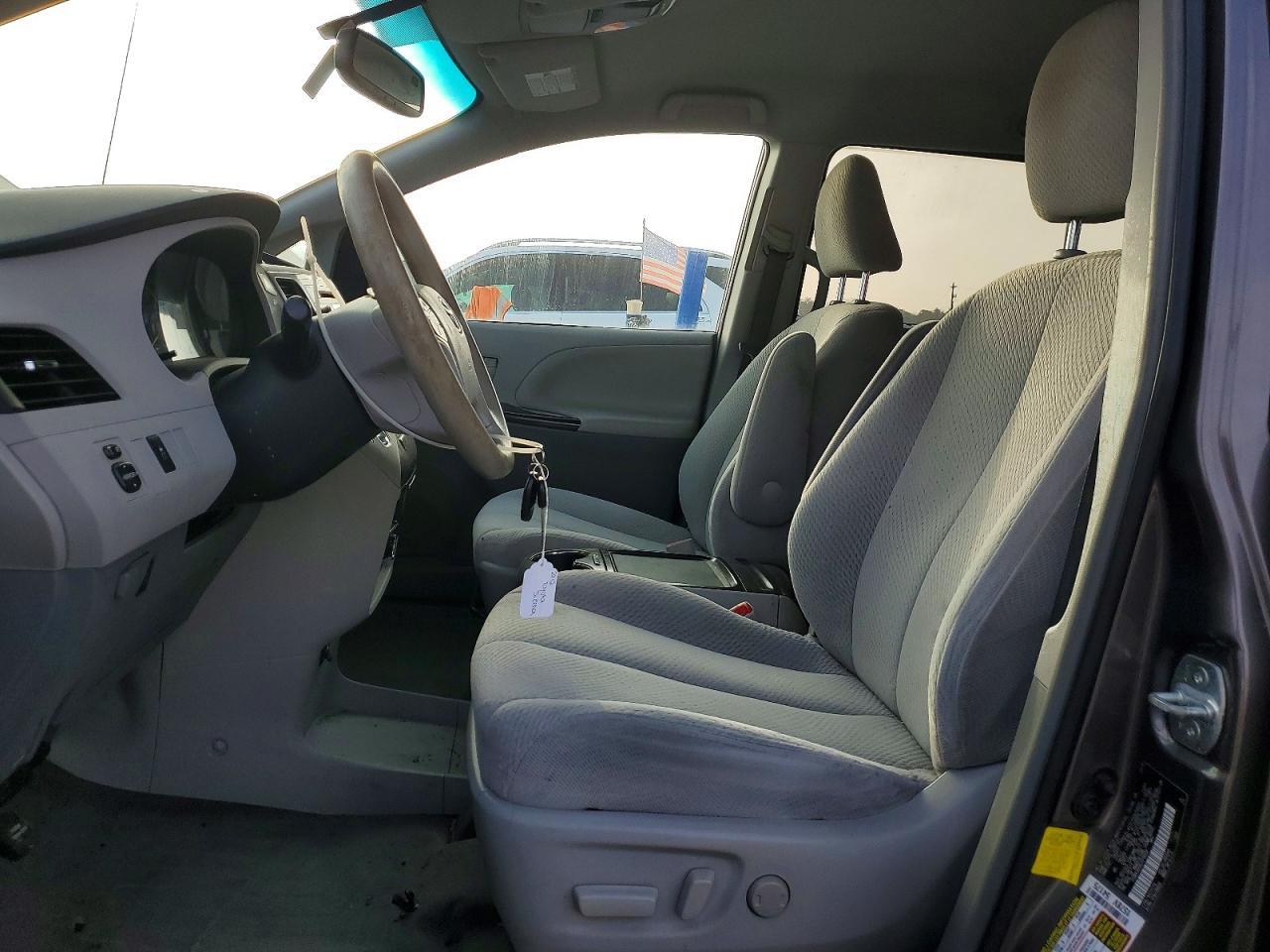 2012 Toyota Sienna Le 8-Passenger - Фото 7