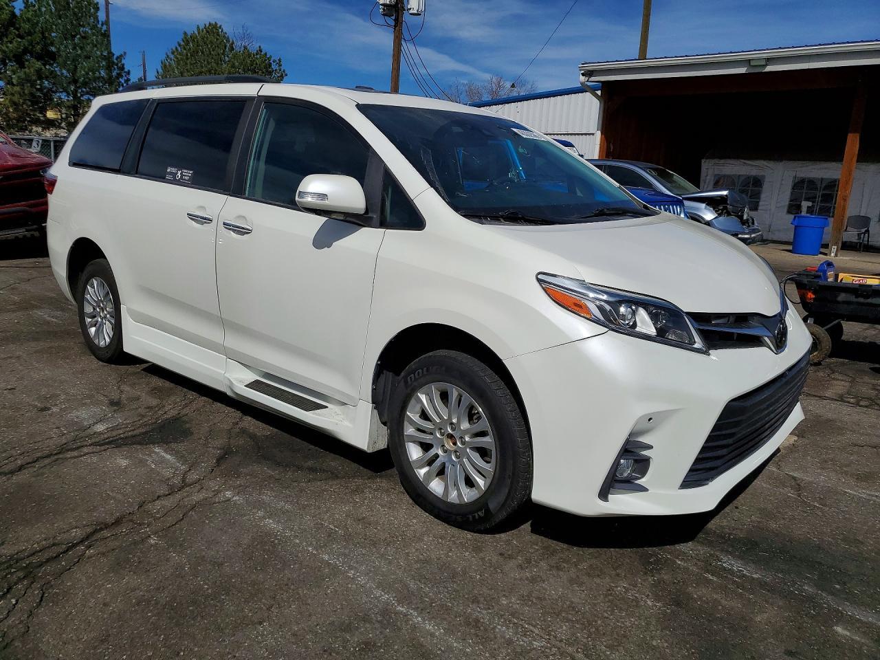 2019 Toyota Sienna Limited Premium 7-Passenger - Фото 4