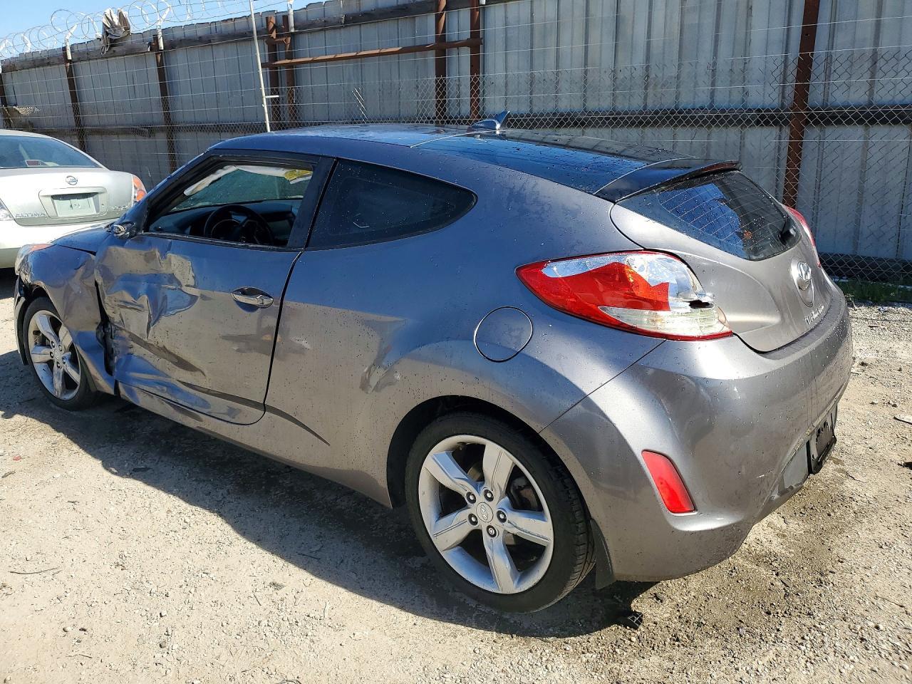 2013 Hyundai Veloster Base - Фото 2