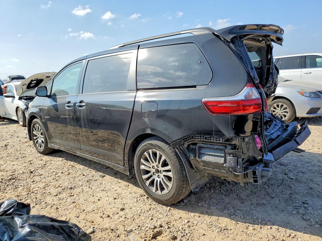 2020 Toyota Sienna Xle 8-Passenger - Image 2