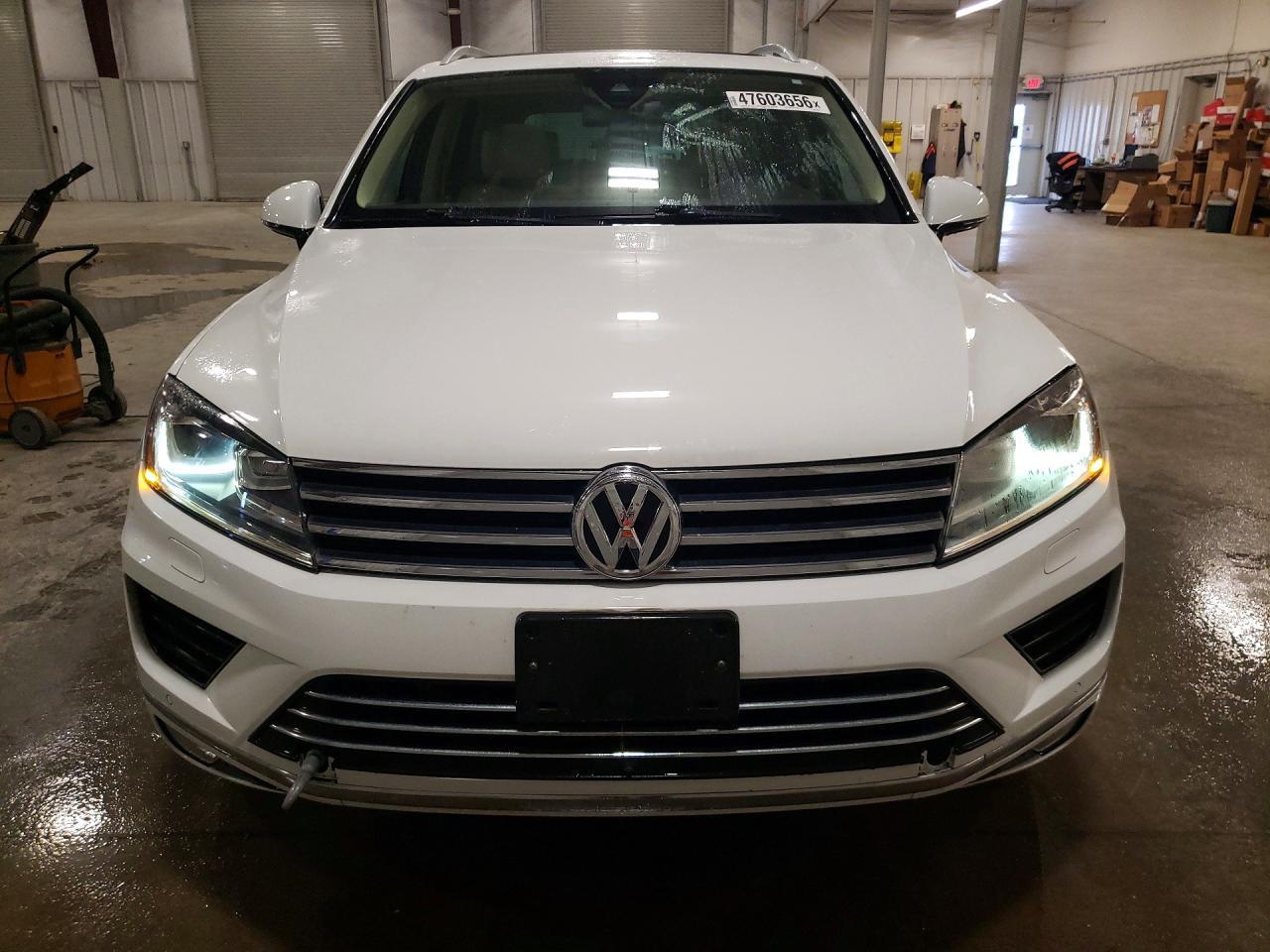 2016 Volkswagen Touareg Sport - Image 5