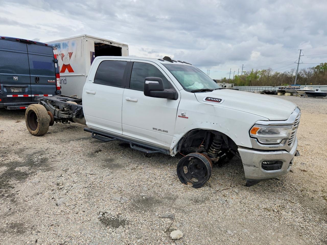 2024 Ram 3500 Cab & Chassis L - Фото 4