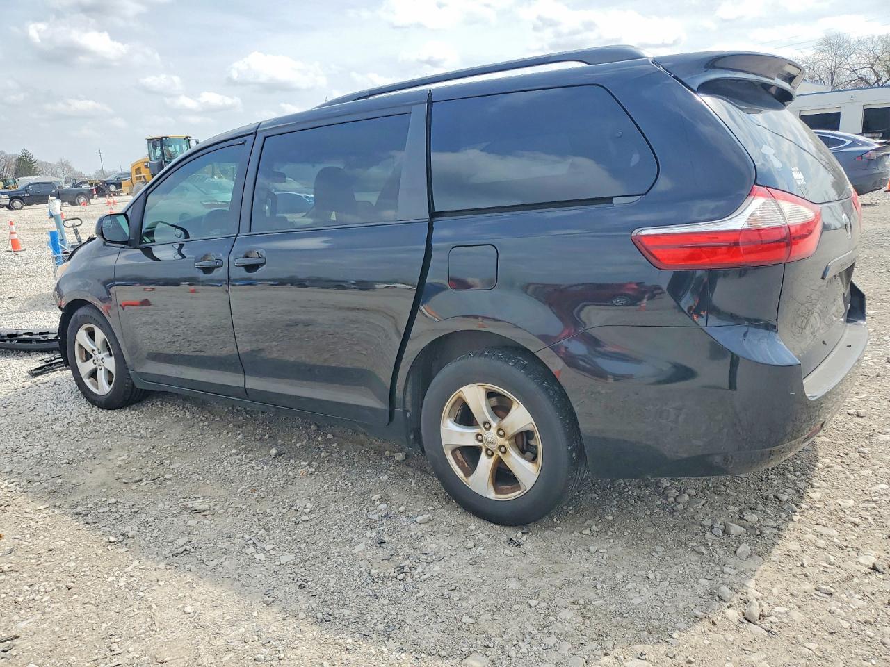 2015 Toyota Sienna Le 8-Passenger - Фото 2