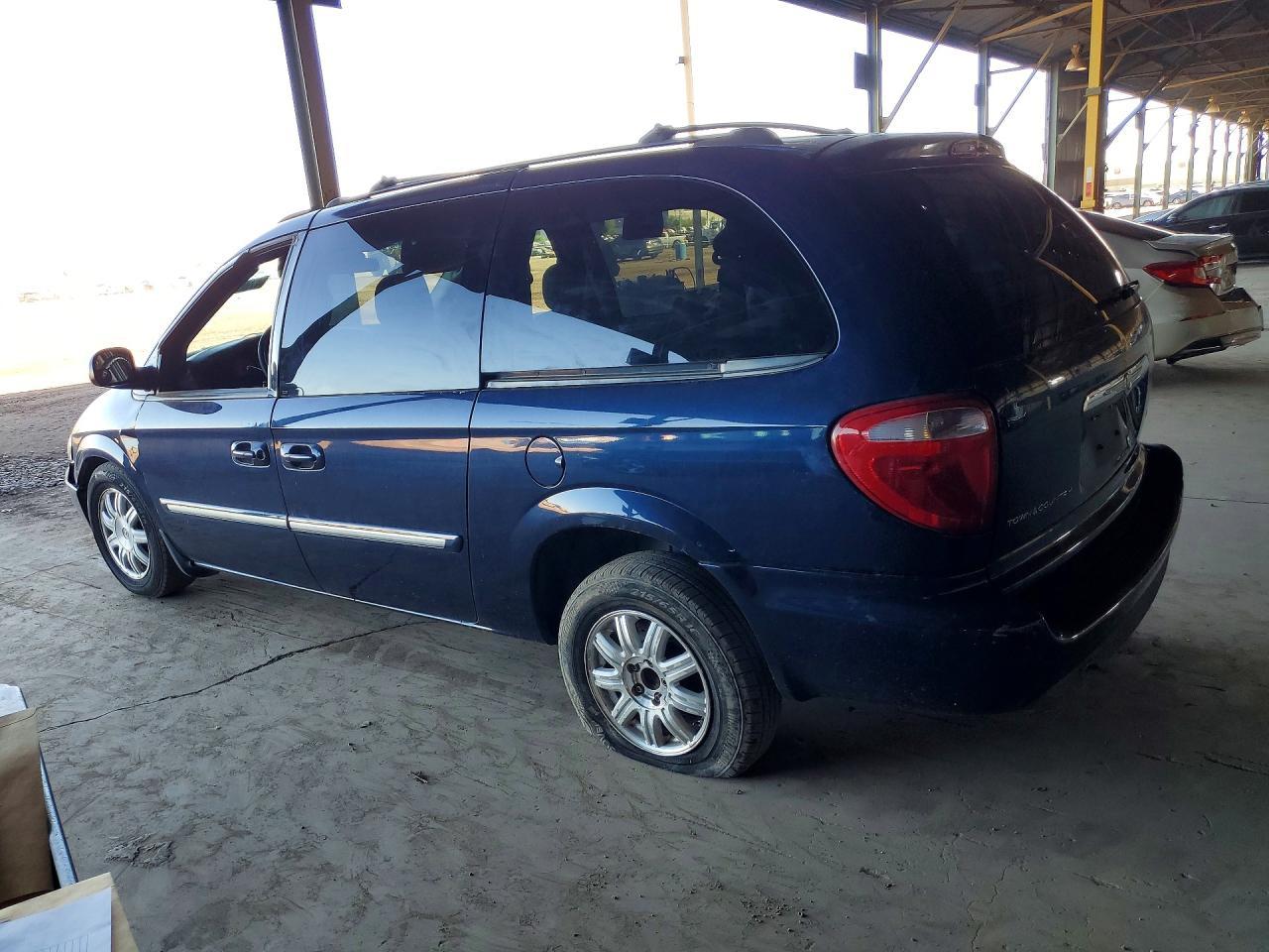 2005 Chrysler Town & Country Touring - Фото 2
