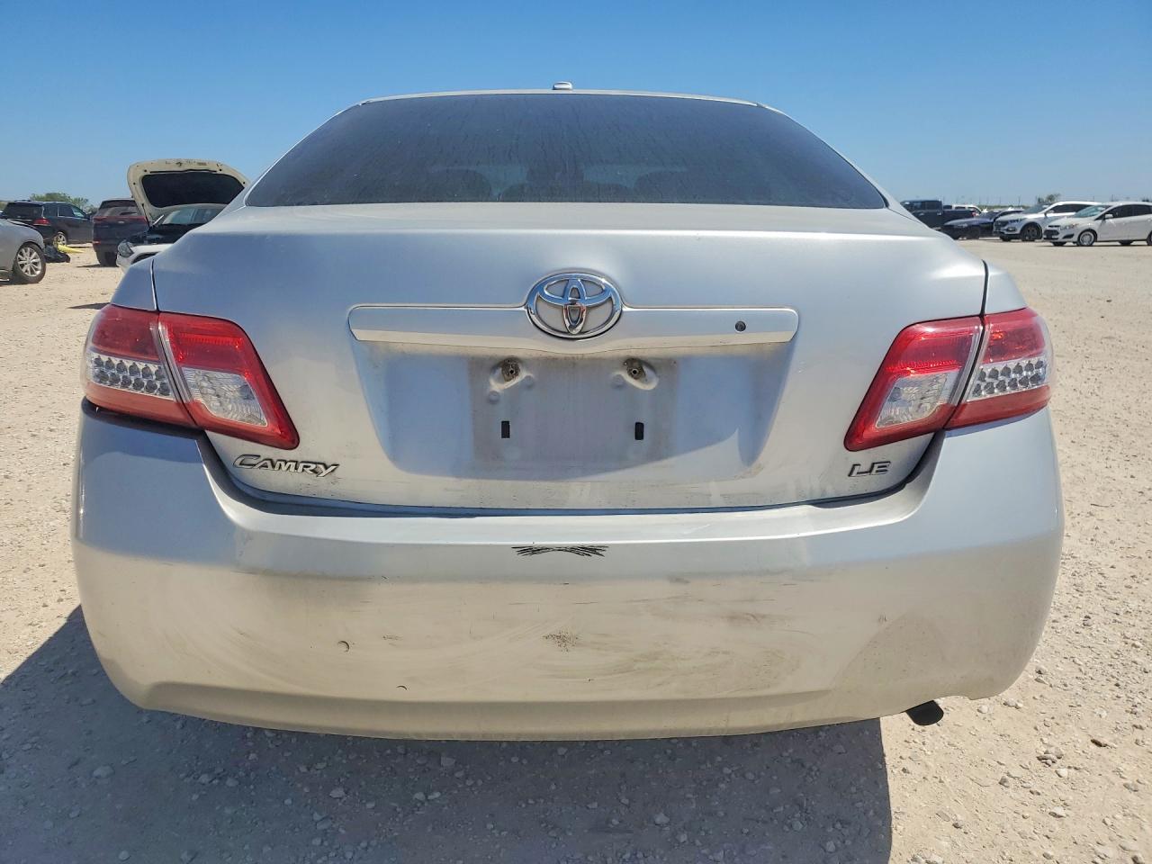 2011 Toyota Camry Le - Фото 6