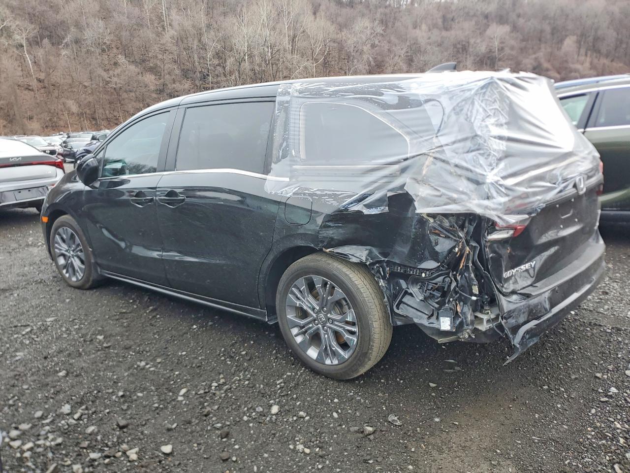 2025 Honda Odyssey Touring - Image 2
