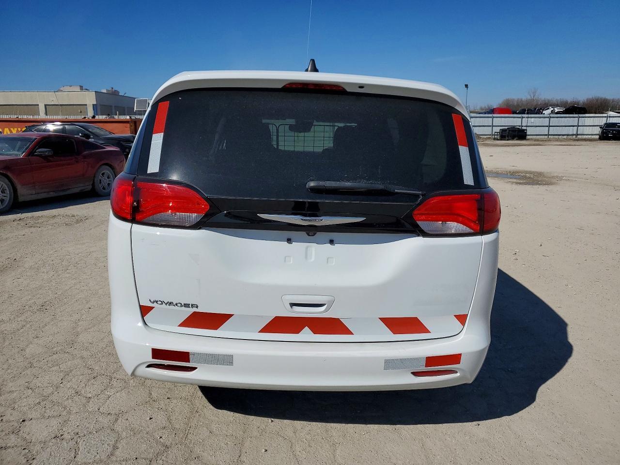 2023 Chrysler Voyager Lx - Фото 6