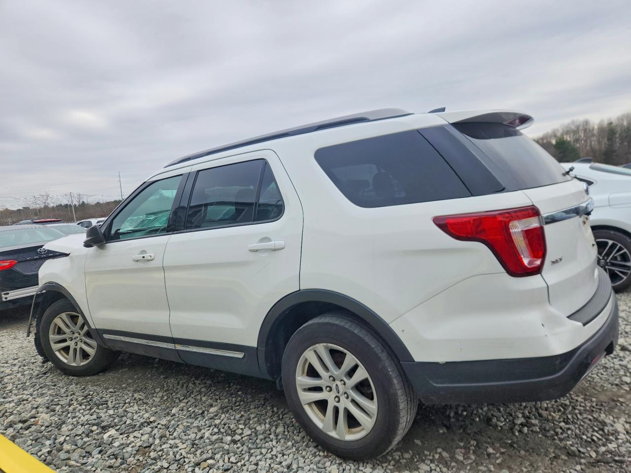2019 Ford Explorer Xlt - Фото 2