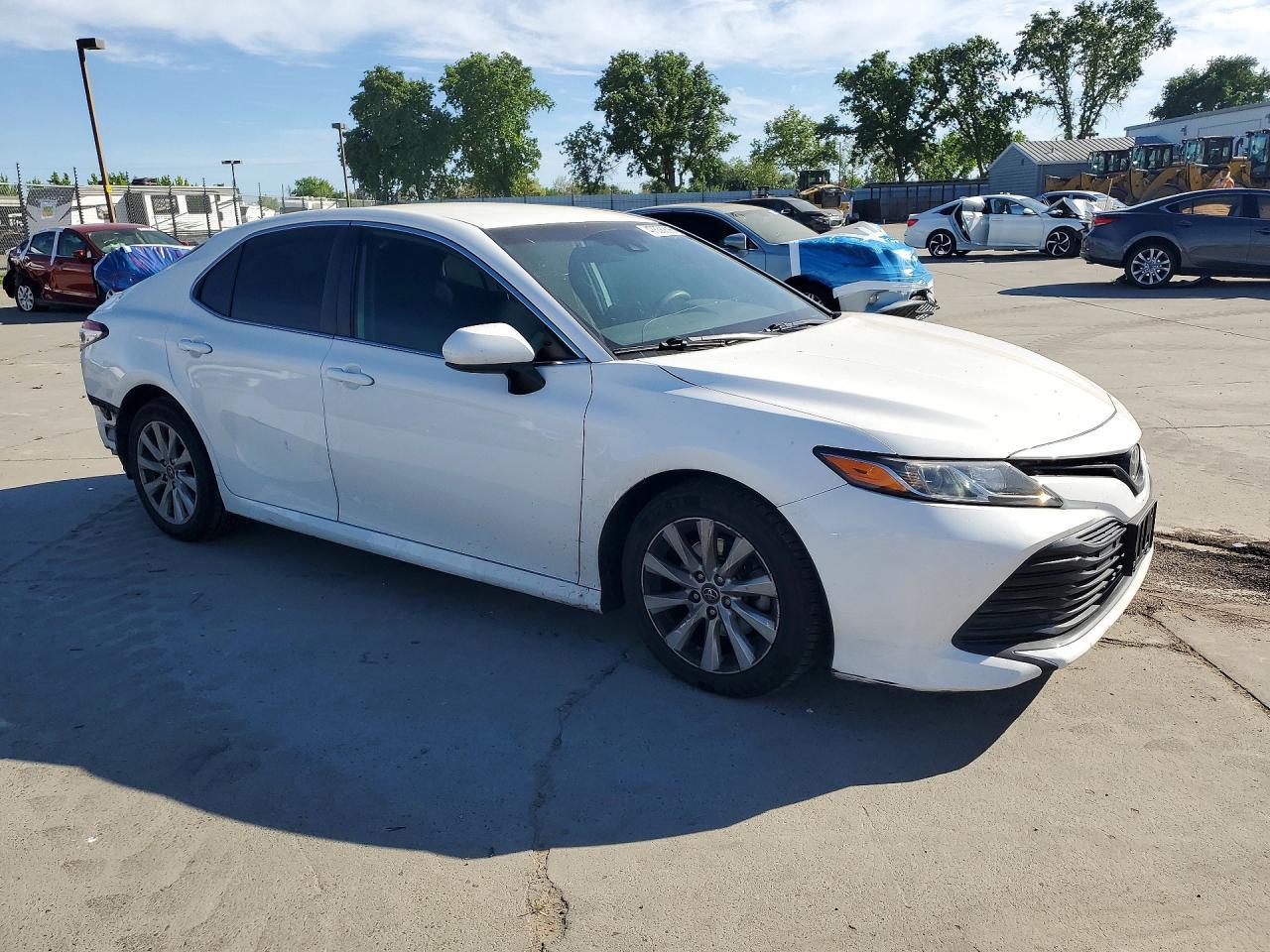 2020 Toyota Camry Le - Фото 4