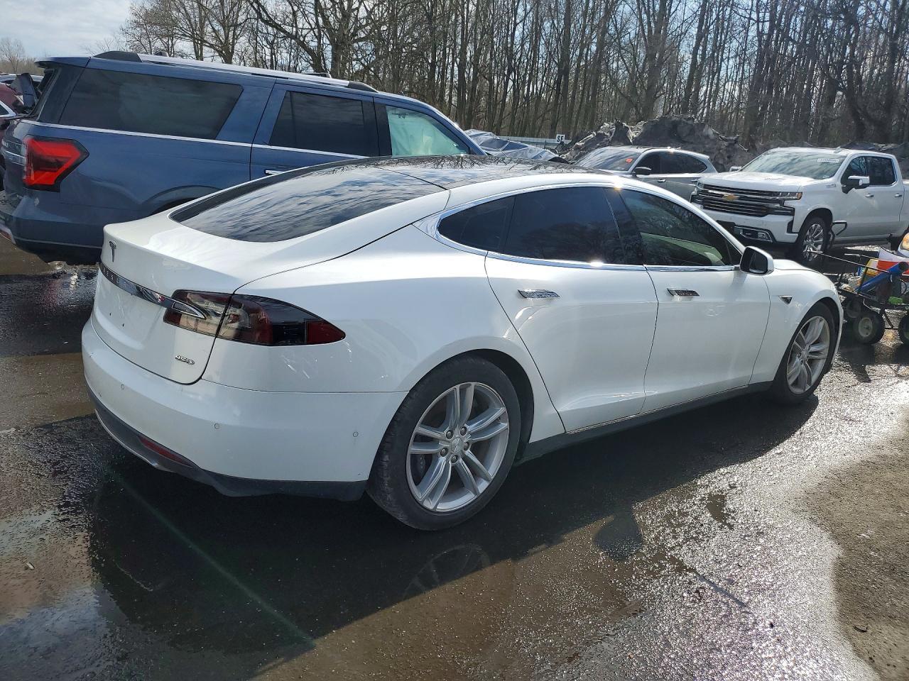 2015 Tesla Model S 85D - Image 3
