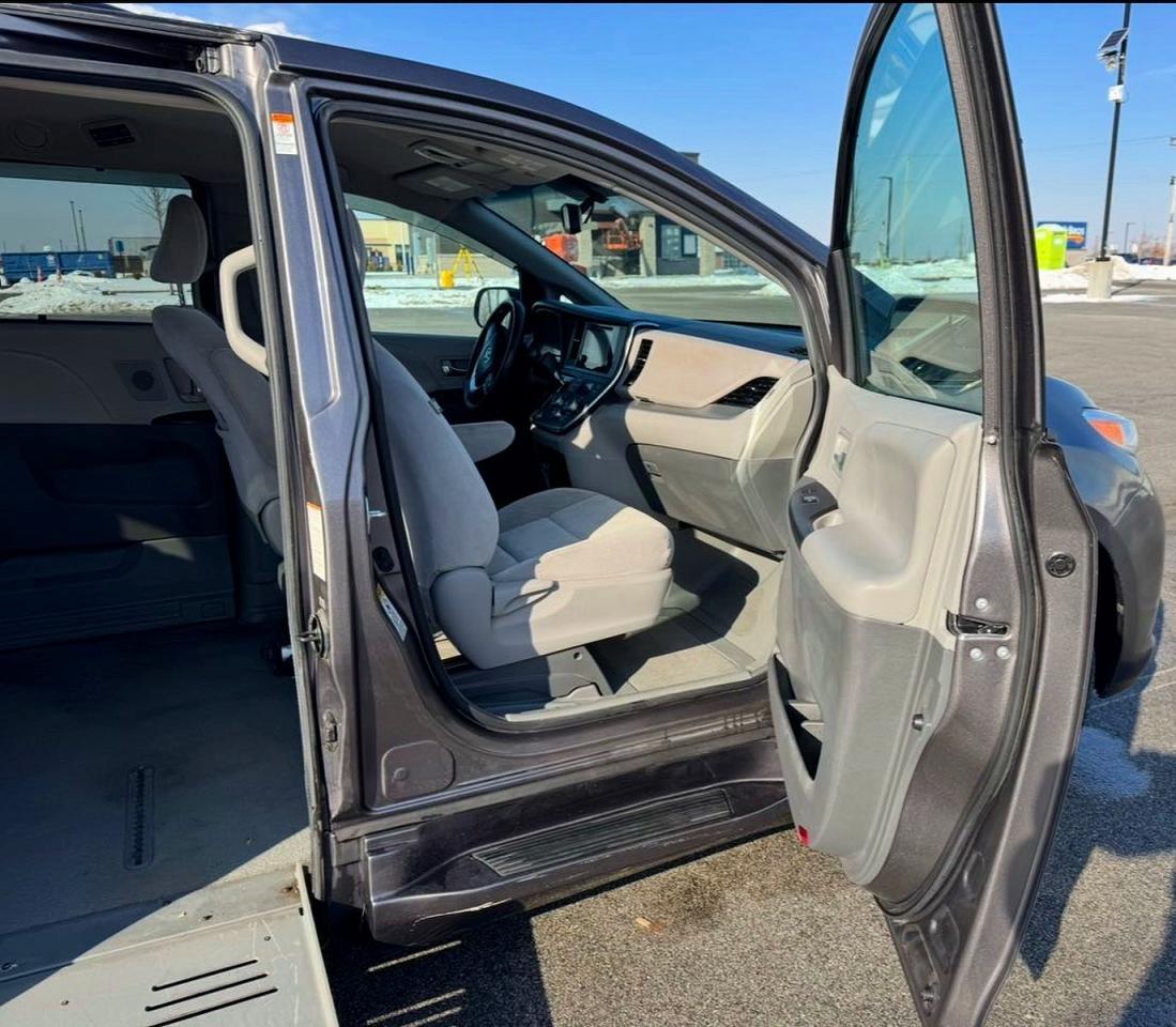 2016 Toyota Sienna Le Mobility 7-Passenger - Image 5