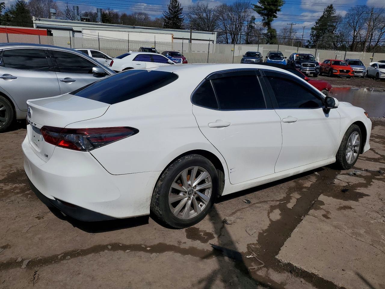 2021 Toyota Camry Le - Фото 3