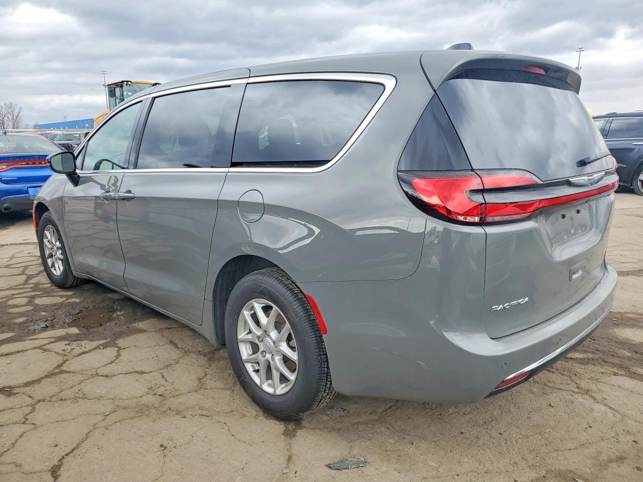 2025 Chrysler Pacifica Select - Image 2