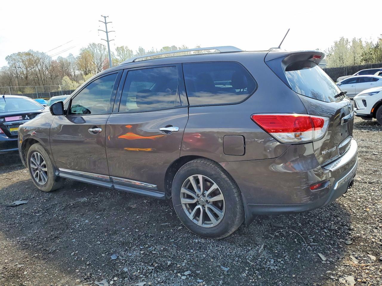 2015 Nissan Pathfinder Sl - Image 2