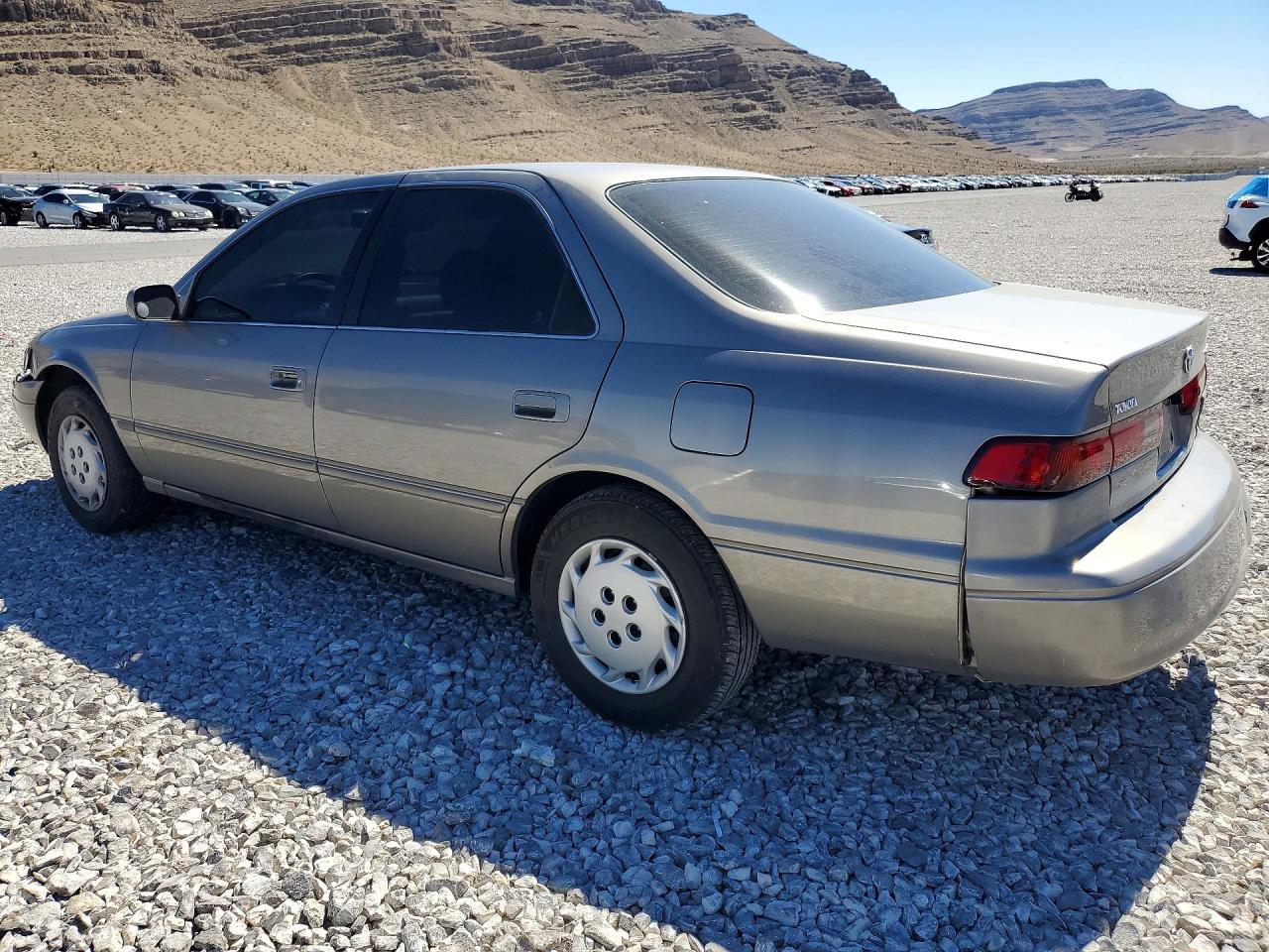 1999 Toyota Camry Le - Фото 2