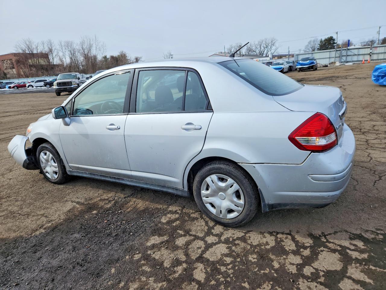 2011 Nissan Versa 1.8 S - Image 2