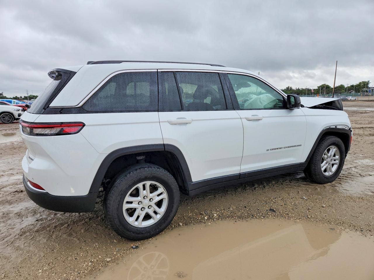 2022 Jeep Grand Cherokee Laredo - Image 3