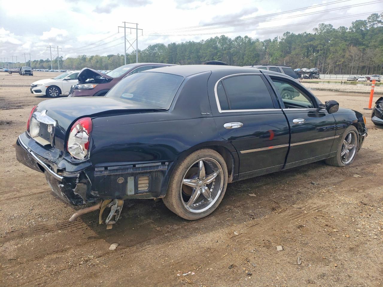 2000 Lincoln Town Car Executive - Фото 3