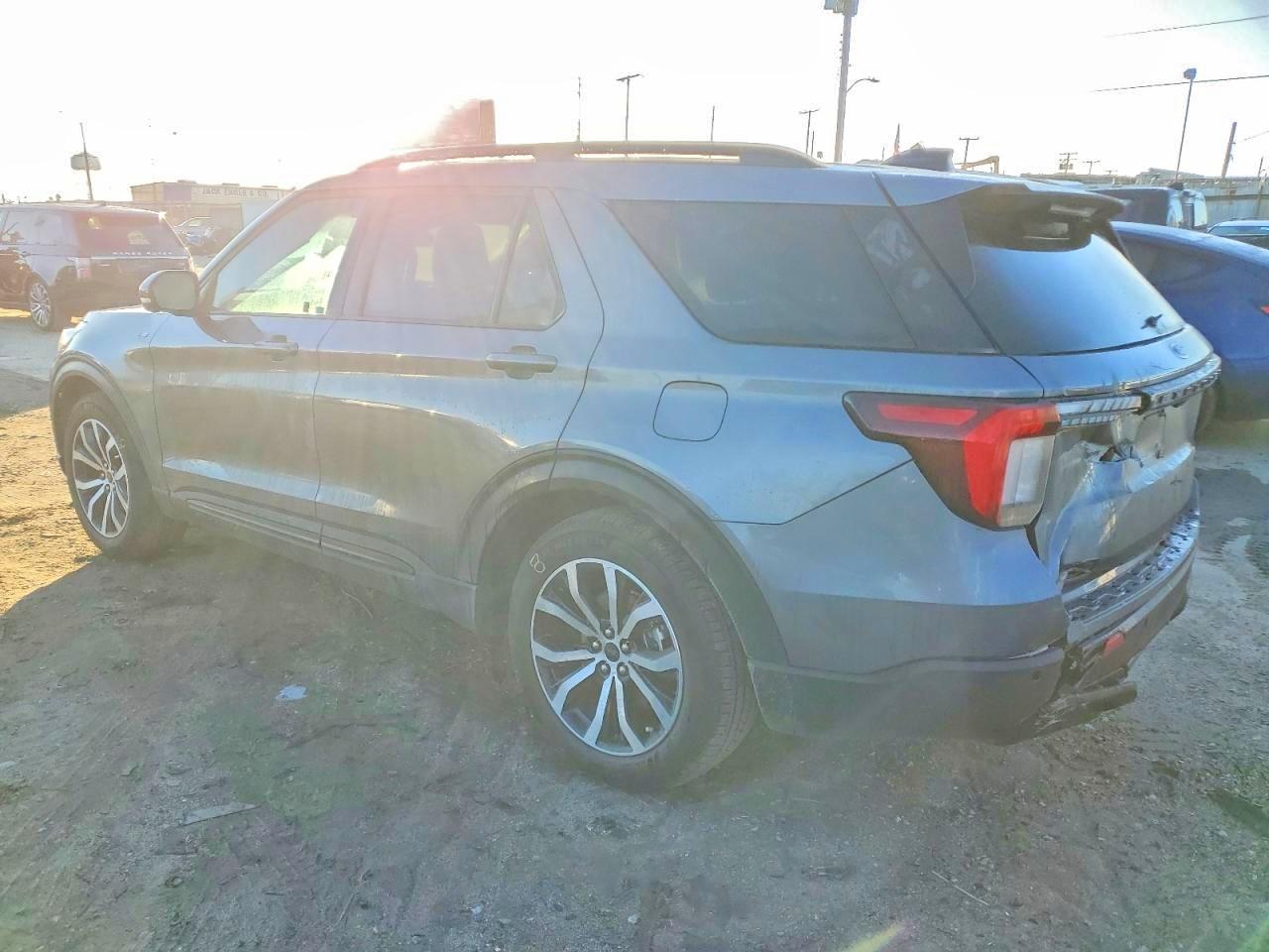 2025 Ford Explorer St-Line - Image 2