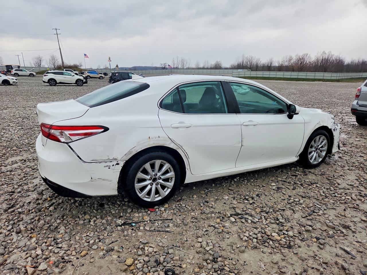 2019 Toyota Camry Le - Фото 3
