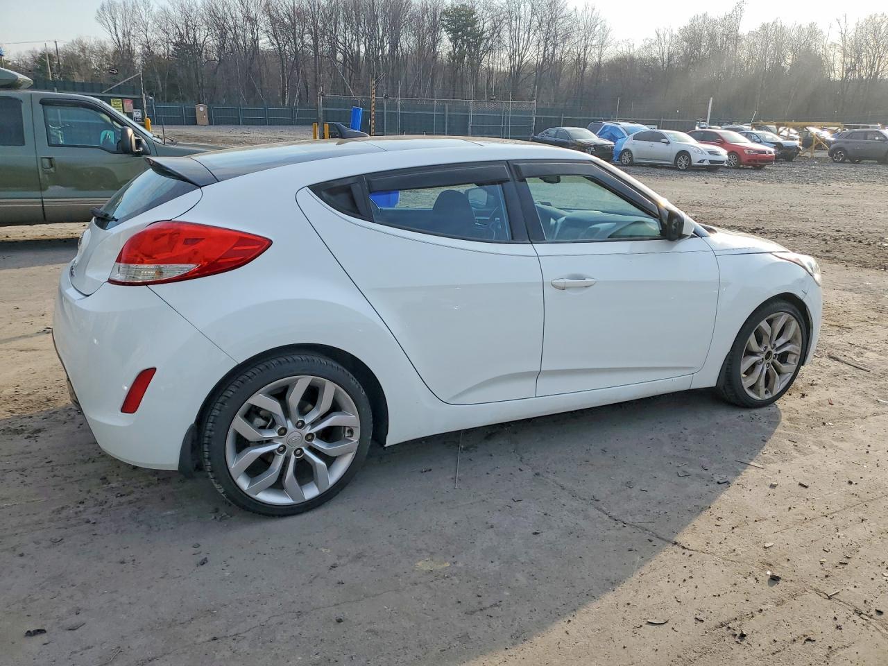 2013 Hyundai Veloster Base - Фото 3