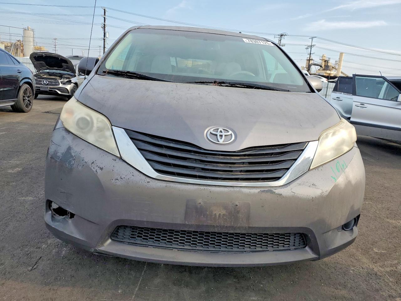 2011 Toyota Sienna Le 8-Passenger - Фото 5