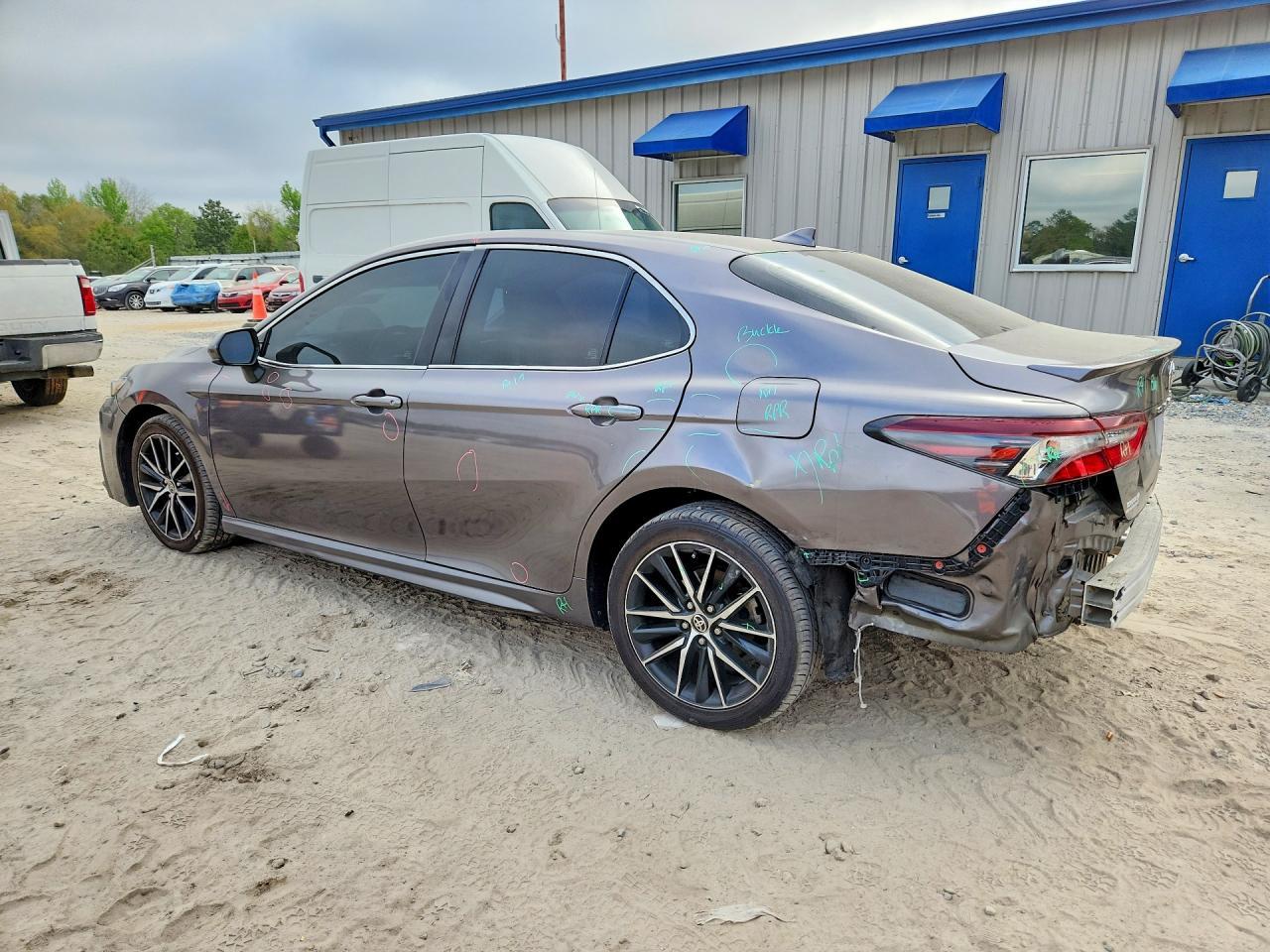 2021 Toyota Camry Se - Фото 2