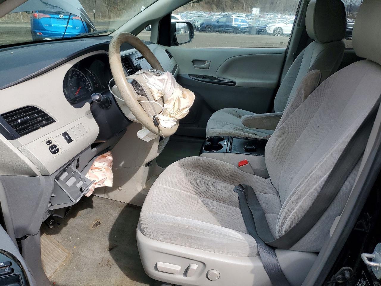 2014 Toyota Sienna Le 8-Passenger - Image 7