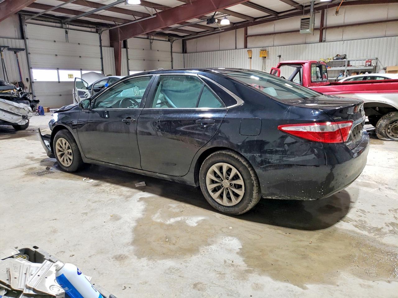 2015 Toyota Camry Le - Фото 2