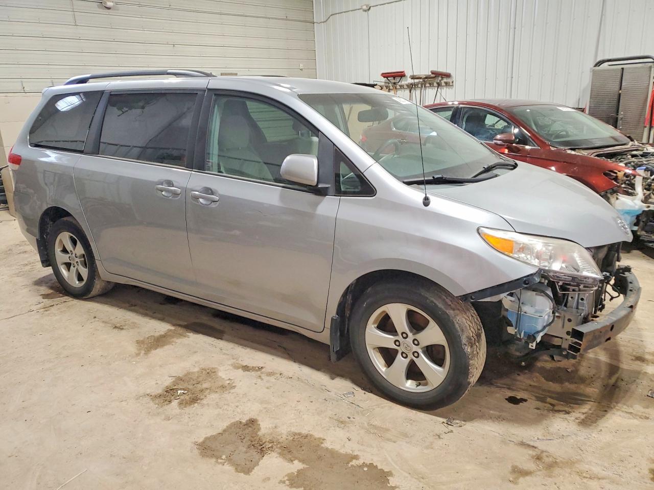 2014 Toyota Sienna Le 8-Passenger - Image 4