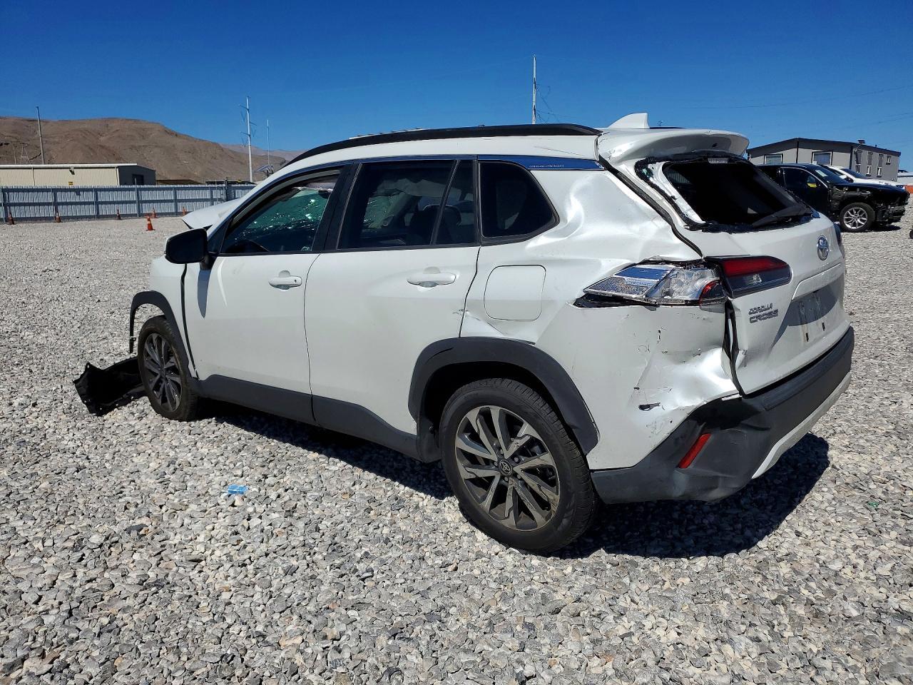 2022 Toyota Corolla Cross Xle - Image 2