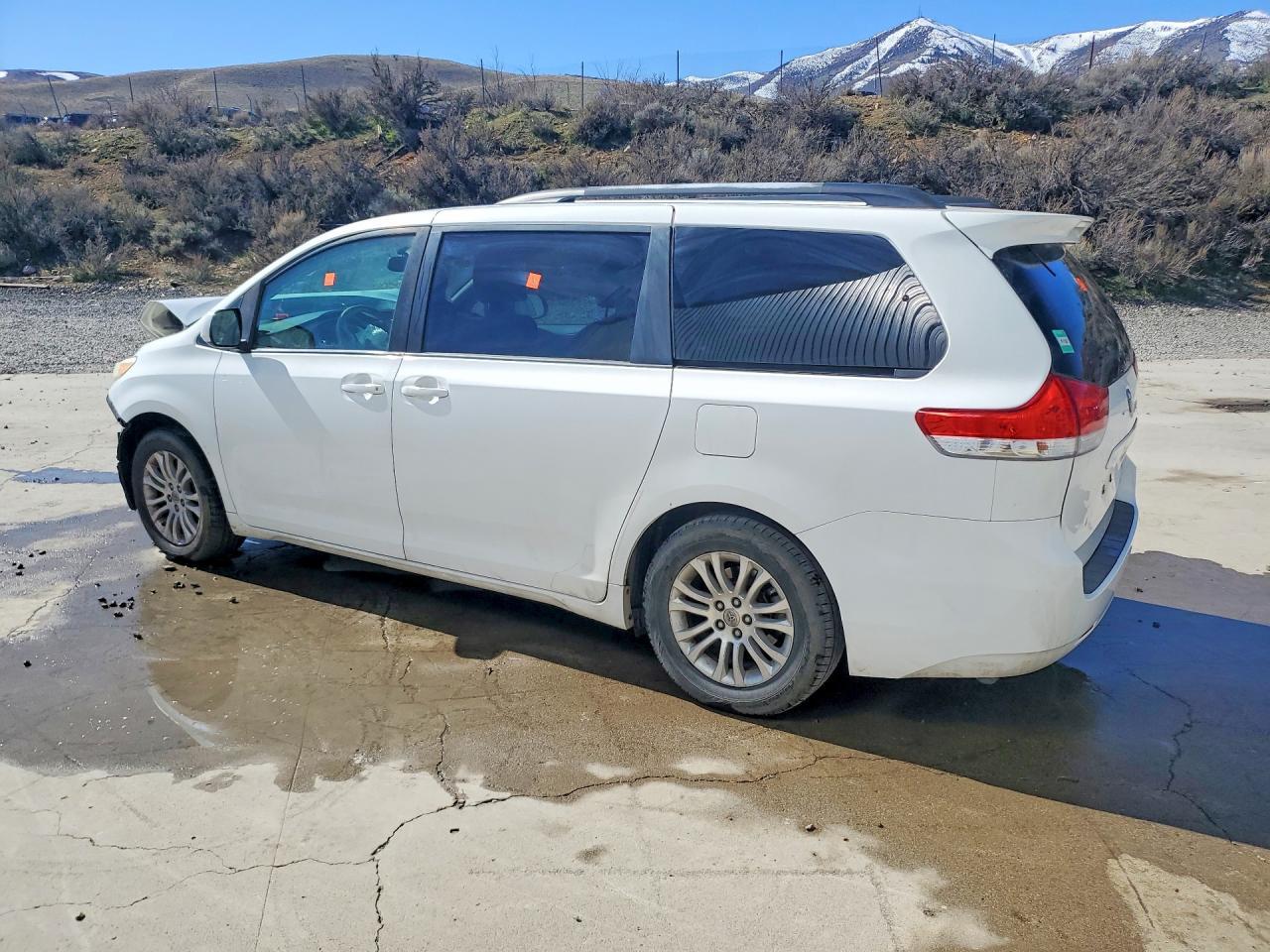 2011 Toyota Sienna Xle 8-Passenger - Image 2