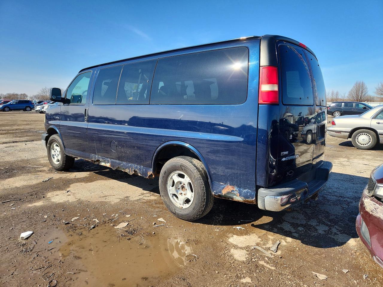 2007 Chevrolet Express G1500 - Image 2