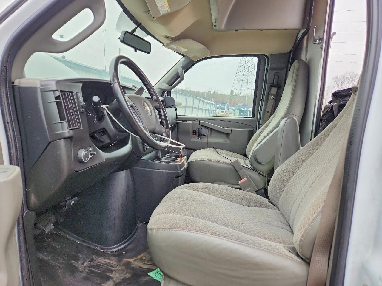 2023 Chevyy Express G3500 Box Truck ** R & D * Pri Fleet ** - Image 7