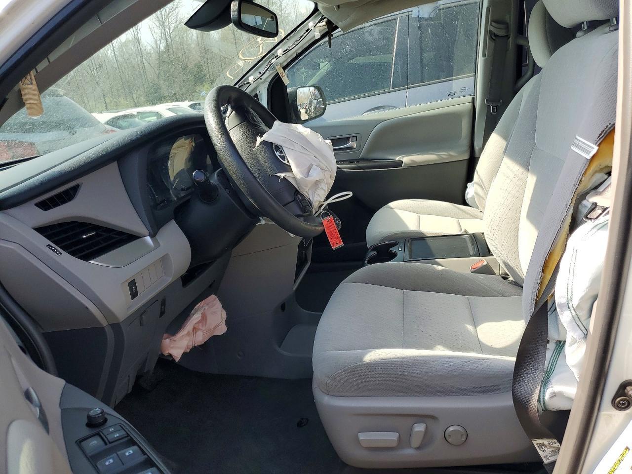 2018 Toyota Sienna Le 8-Passenger - Фото 7