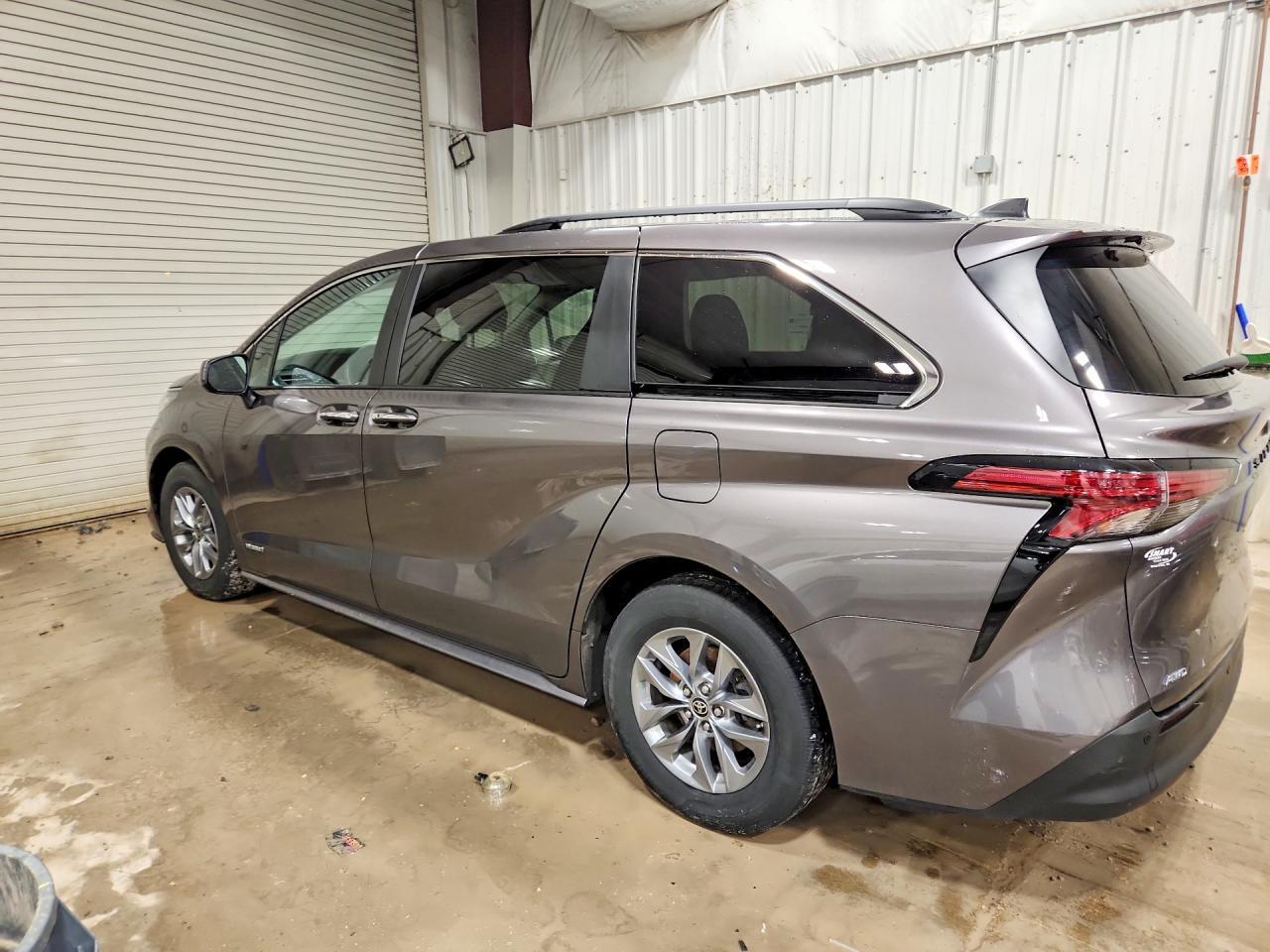 2021 Toyota Sienna Xle 7-Passenger - Фото 2
