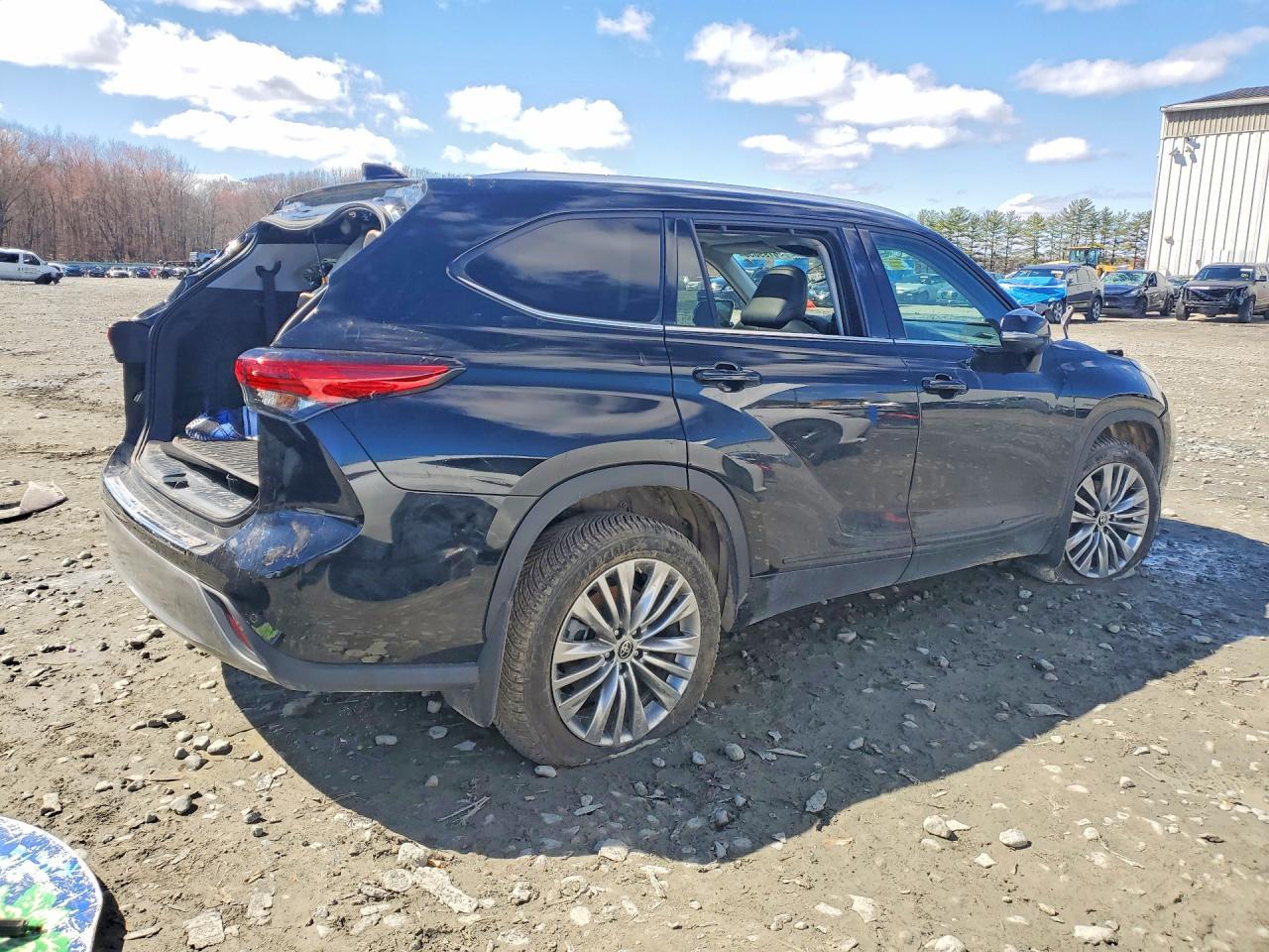 2022 Toyota Highlander Platinum - Image 3