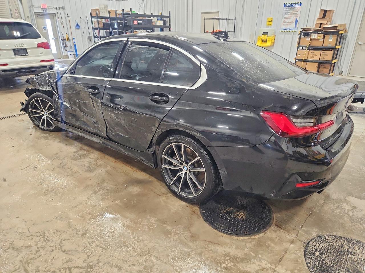 2019 BMW 330I - Фото 2